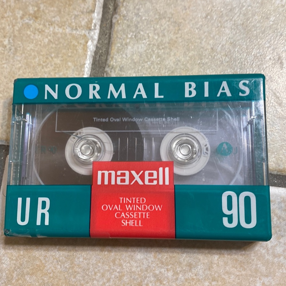 Maxell UR 90 Audio Cassette